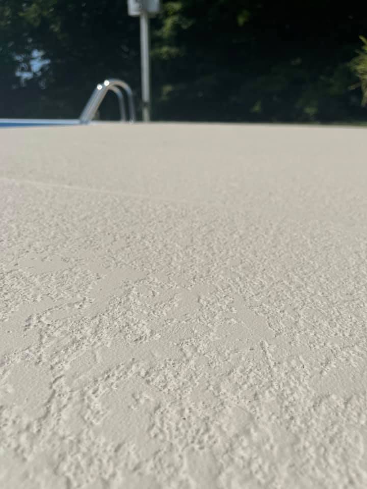 Pool deck with spray knockdown thin-finish overlay